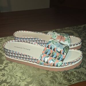 NWOB, DONALD J. PLINER Cava Slides In White Geo Jungle